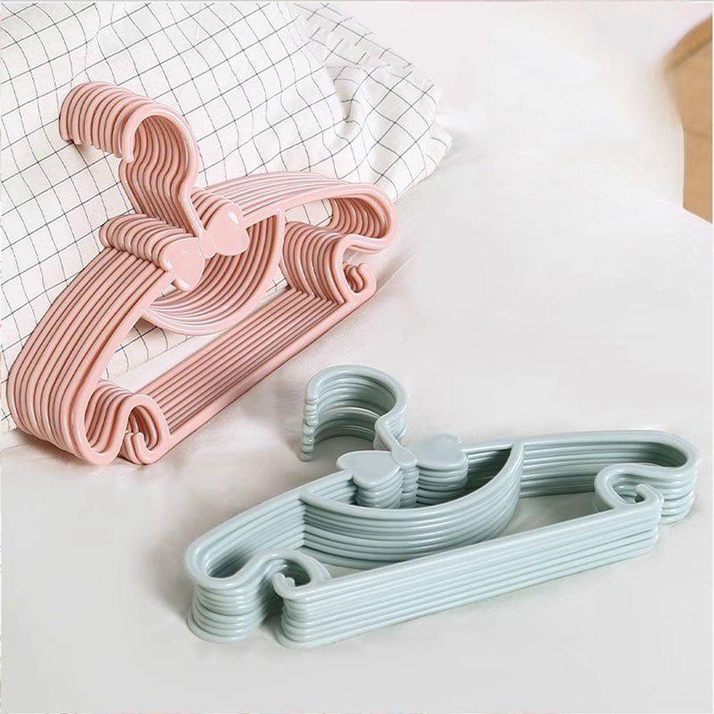 Baby Clothing Display - 12個入りベビーキッズ用洋服ハンガーセット、耐久性のある滑り止め衣類ハンギングラック、幼児服ディスプレイオーガナイザー