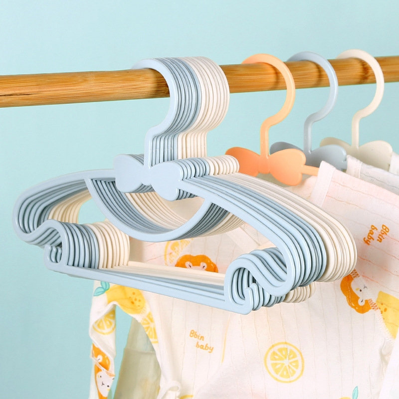 Baby Clothing Display - 10 個かわいいちょう結び子供ハンガーポータブルプラスチックディスプレイハンガー防風子供上着ハンガーベビー服オーガナイザー