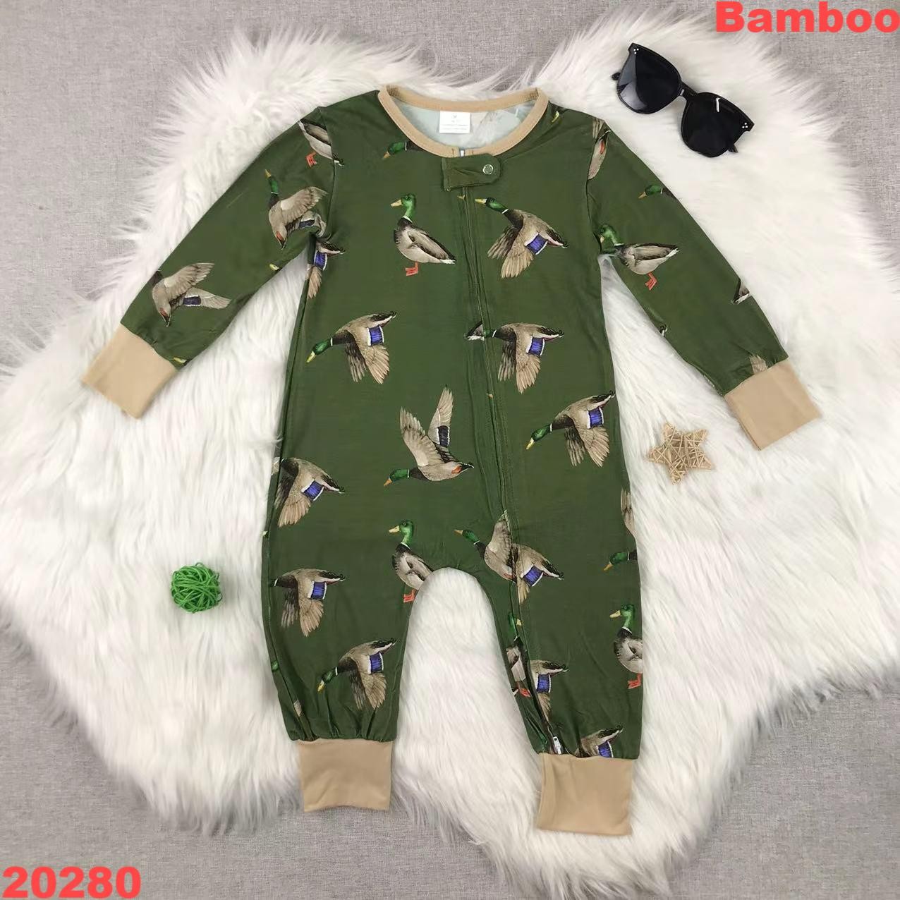 竹繊維ブラック＆ホワイトカウプリント長袖ロンパース – ユニ - Bamboo Bodysuit Baby のレビューと価格